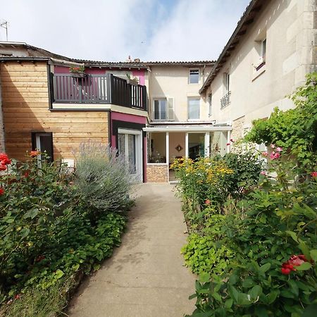 La Loge Des Fees Bed & Breakfast Latillé Dış mekan fotoğraf