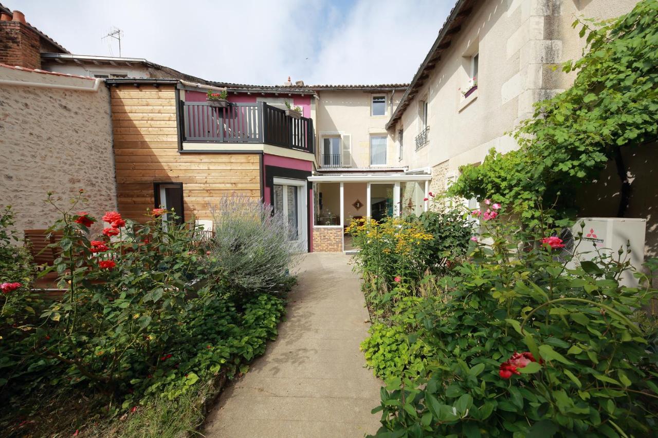 La Loge Des Fees Bed & Breakfast Latillé Dış mekan fotoğraf