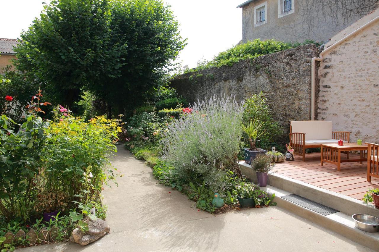 La Loge Des Fees Bed & Breakfast Latillé Dış mekan fotoğraf